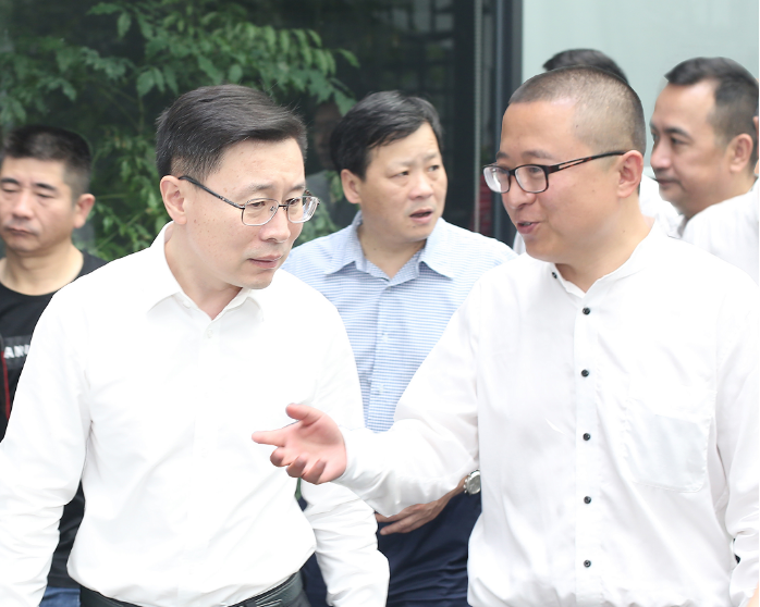 图1 杭州市委常委、宣传部部长戚哮虎（左）与世界杯下单网站董事长贾波（右）亲切交谈.png